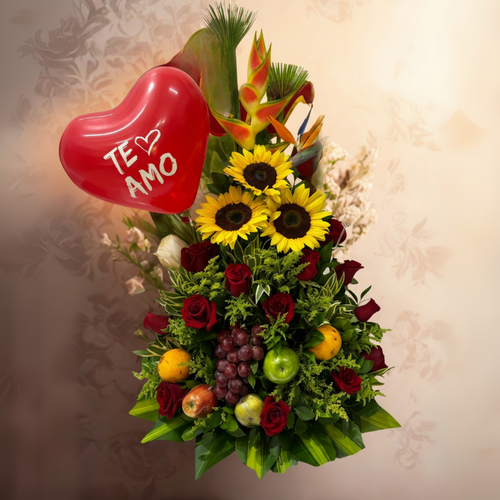 Arreglo floral con girasoles, rosas rojas, frutas variadas y globo rojo en forma de corazón con la frase te amo sobre fondo beige