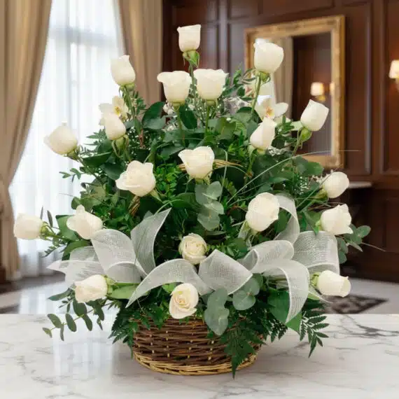 Arreglo Floral Blanco Puro: Rosas y Orquídeas en Cesta Elegante Arreglo floral de rosas blancas y orquídeas en una cesta de mimbre con lazo blanco, sobre una mesa de mármol en un entorno el