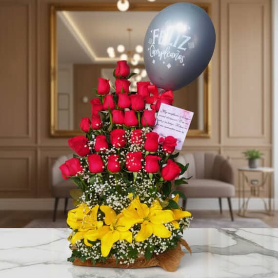 Arreglo Floral Exótico Gamma: Rosas Rojas y Lirios Amarillos para Cumpleaños Arreglo floral exótico Gamma con rosas rojas, lirios amarillos y un globo de 'Feliz Cumpleaños' sobre una mesa de mármol en u