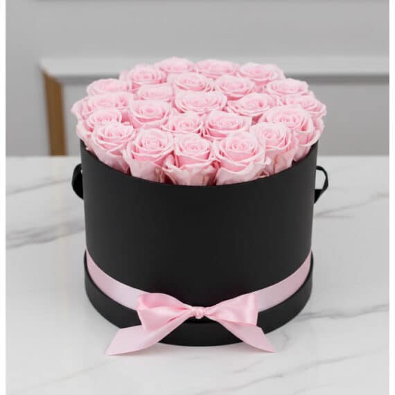 Arreglo Floral Francesca: 21 Rosas Rosadas en Elegante Cilindro Arreglo floral Francesca con 21 rosas rosadas preservadas en una caja cilíndrica negra con lazo rosa, ideal para regalo.