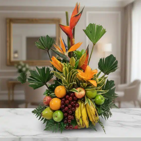 Arreglo Floral con Frutas Alfa: Elegancia y Frescura para tu Hogar Arreglo floral con frutas exóticas y flores tropicales como aves del paraíso y lirios, sobre una mesa de mármol en un elegant