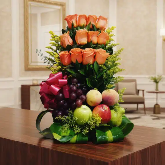 Arreglo Floral con Frutas Salak: Elegancia y Frescura para tu Hogar Arreglo floral premium con rosas salmón, uvas, manzanas, duraznos y peras, sobre una mesa de madera pulida en un lobby de hot