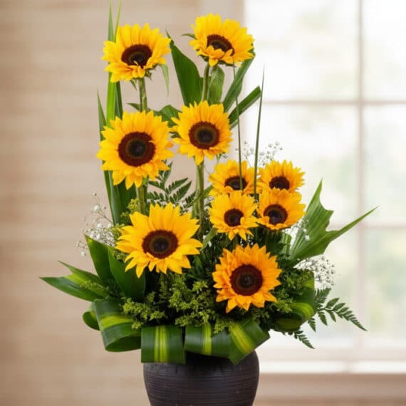 Arreglo Floral GIULIANA con Girasoles Radiantes para Alegrar tu Día Arreglo floral GIULIANA con girasoles radiantes en un jarrón oscuro, ideal para ecommerce de floristería, con fondo elegante