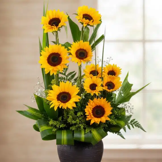 Arreglo Floral GIULIANA con Girasoles Radiantes para Alegrar tu Día Arreglo floral GIULIANA con girasoles radiantes en un jarrón oscuro, ideal para ecommerce de floristería, con fondo elegante