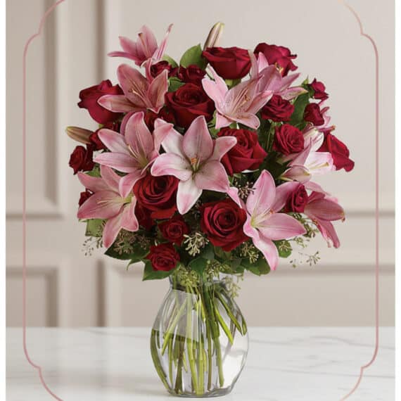 Arreglo Floral Nabila: Majestuoso Ramo de 30 Rosas y Lirios Rosados Arreglo floral Nabila con 30 rosas rojas y lirios rosados en un jarrón de cristal, ideal para ecommerce.