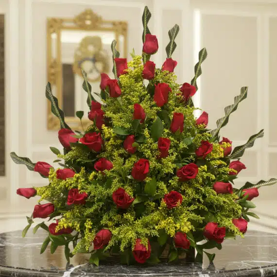 Arreglo Floral con Rosas Cupido: Elegancia y Pasión para tu Hogar Arreglo floral premium con rosas rojas Cupido y follaje verde, sobre una mesa de mármol en un lobby de hotel boutique, ideal