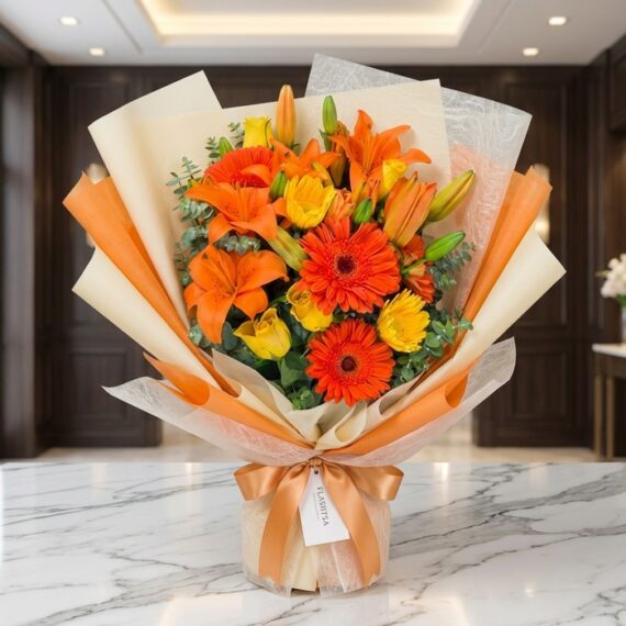 Bouquet LIRICA con lirios naranjas vibrantes, rosas amarillas abiertas y gerberas rojas, envuelto en papel coreano elegante s