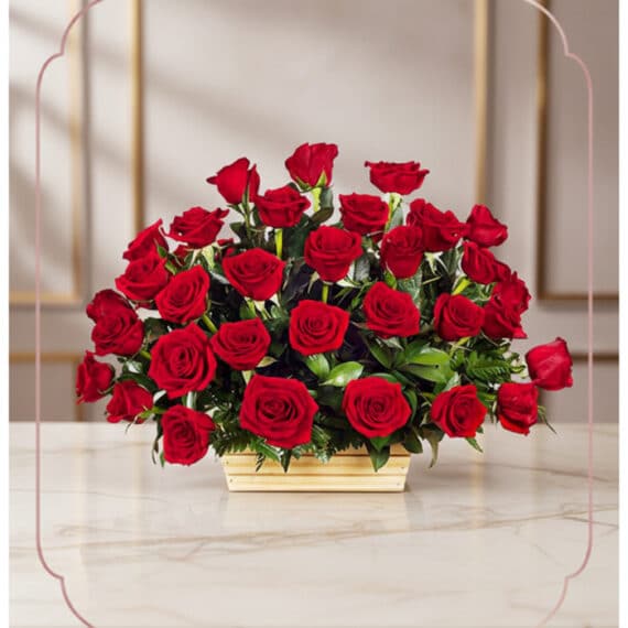 Cesta de Rosas GIOIA con 40 flores rosadas, arreglo floral elegante sobre mesa de mármol con fondo sofisticado y luz cálida.
