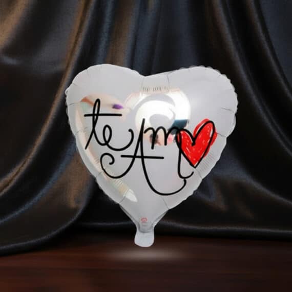 Globo Metalizado Te Amo Corazón para Regalos Románticos Globo metalizado en forma de corazón con la frase 'Te Amo' y un corazón rojo, ideal para expresar amor en cualquier ocasión e
